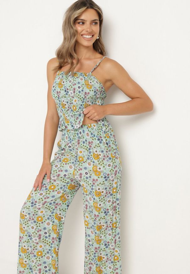 Born2be - Zielony Bawełniany Komplet Top na Ramiączkach z Marszczeniami Spodnie z Gumką w Pasie Elaruth. Kolor: zielony. Materiał: bawełna. Wzór: kwiaty