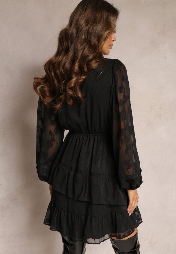 Renee - Czarna Krótka Sukienka Boho Ozdobiona Metaliczną Nitką Eleonoritta. Kolor: czarny. Wzór: aplikacja. Styl: boho. Długość: mini