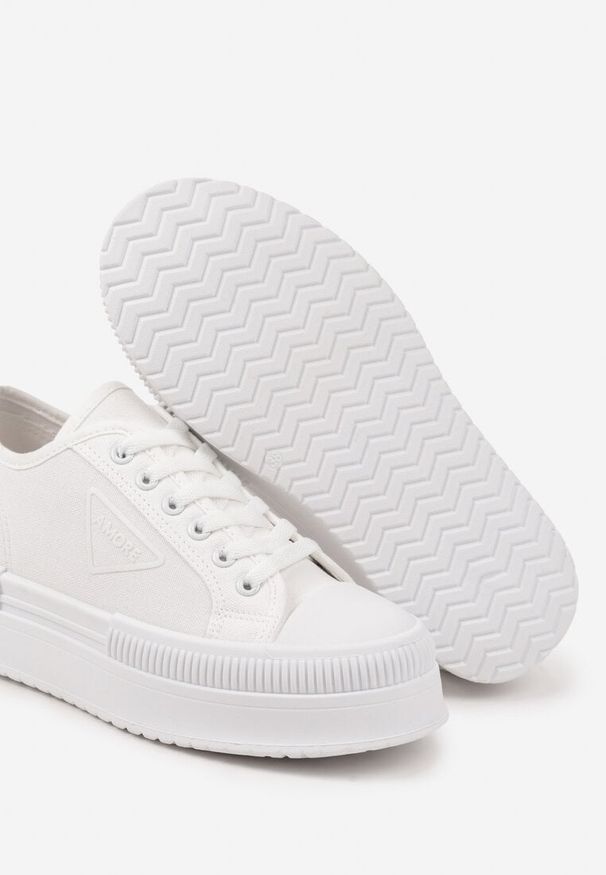 Renee - Białe Trampki na Podwójnej Podeszwie z Ozdobnym Znaczkiem na Cholewce Alivrelia. Kolor: biały. Szerokość cholewki: normalna