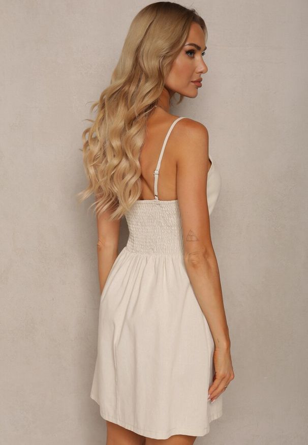 Renee - Beżowa Sukienka Vida Loca. Okazja: na imprezę, na spacer. Typ kołnierza: kokarda. Kolor: beżowy. Długość rękawa: na ramiączkach. Wzór: aplikacja. Sezon: lato. Typ sukienki: trapezowe. Długość: mini