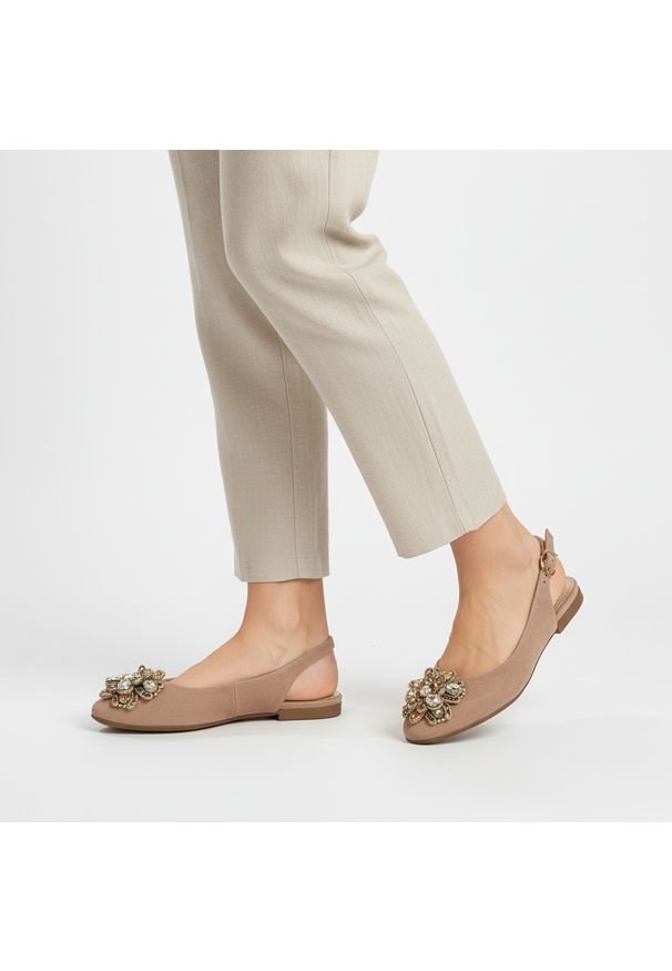 Beżowe Sandały Armodo Eleganckie Obuwie Damskie. Okazja: na co dzień, na ślub cywilny, na wesele, na imprezę. Zapięcie: pasek. Kolor: beżowy. Materiał: skóra, welur. Wzór: aplikacja, paski. Styl: elegancki