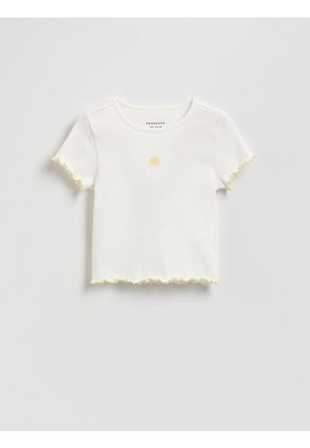 Reserved - Prążkowany t-shirt z haftem - złamana biel. Materiał: prążkowany. Długość: krótkie. Wzór: haft