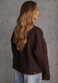 Renee - Ciemnobrązowa Jeansowa Kurtka z Bawełny Perilopei. Okazja: na co dzień. Kolekcja: plus size. Kolor: brązowy. Materiał: bawełna, jeans. Styl: casual #5