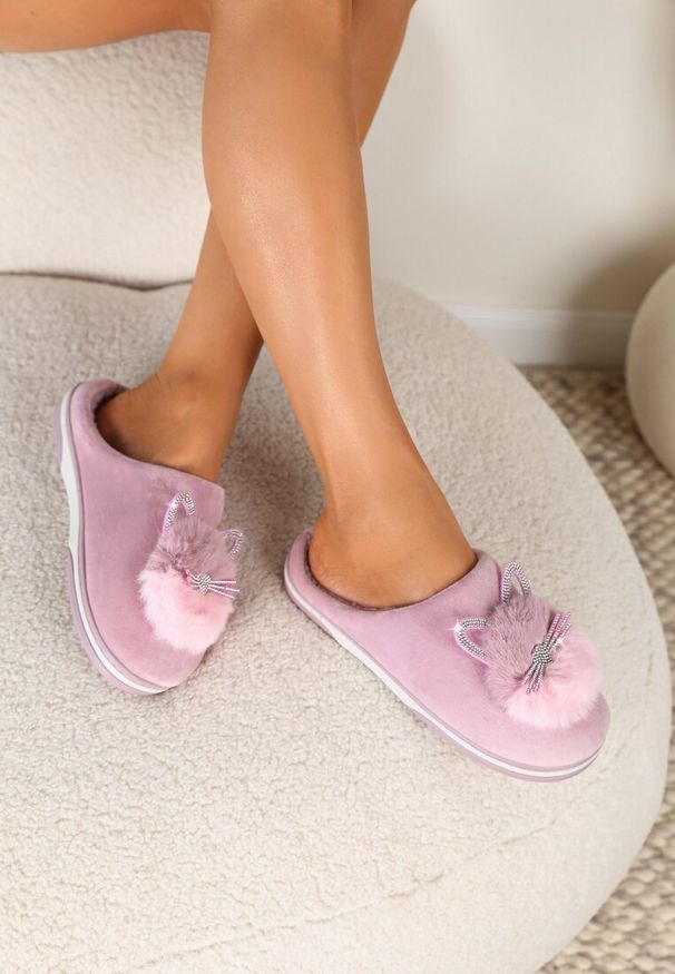 Renee - Różowe Kapcie Futrzane z Kotkiem Leze. Okazja: do domu. Nosek buta: okrągły. Kolor: różowy. Materiał: futro. Wzór: aplikacja. Styl: elegancki
