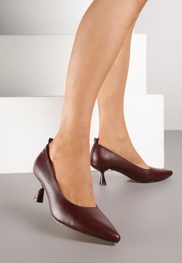 Renee - Bordowe Czółenka na Kaczuszce w Klasycznym Stylu Lanivre. Okazja: na spotkanie biznesowe, do pracy, na co dzień. Kolor: czerwony. Obcas: na szpilce. Styl: klasyczny