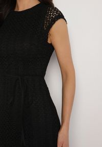 Born2be - Czarna Rozkloszowana Sukienka z Ażurowym Wzorem i Paskiem Galindella. Kolor: czarny. Wzór: ażurowy. Styl: klasyczny #7