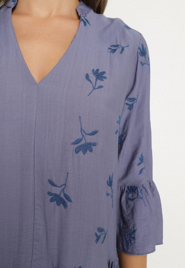 Born2be - Niebieska Sukienka z Wiskozą o Rozkloszowanym Kroju z Haftem i Falbankami Axneria. Okazja: na co dzień. Typ kołnierza: kołnierz z falbankami. Kolor: niebieski. Materiał: wiskoza. Wzór: haft. Typ sukienki: rozkloszowane. Styl: casual, klasyczny