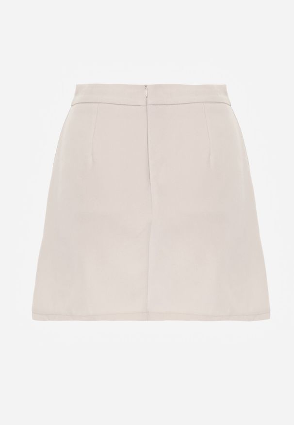 Born2be - Beżowe Szorty Imitujące Spódnicę z Agrafkami Josellin. Stan: podwyższony. Kolor: beżowy. Wzór: aplikacja