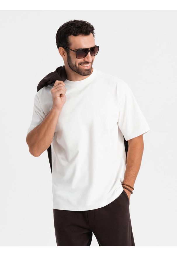 Ombre Clothing - Męski bawełniany t-shirt LOOSE FIT z okrągłym dekoltem – kremowy V2 - Rozmiar: M. Okazja: na co dzień. Kolor: kremowy. Materiał: bawełna. Styl: casual