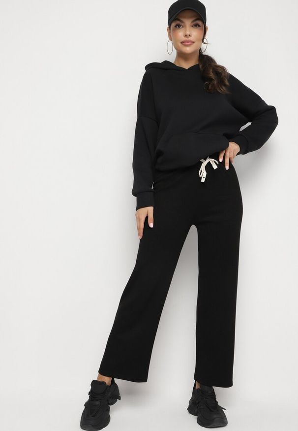 Born2be - Czarne Szerokie Spodnie z Gumką w Pasie i Wysokim Stanem Mefita. Okazja: na spotkanie biznesowe, do pracy. Stan: podwyższony. Kolor: czarny. Styl: klasyczny, biznesowy