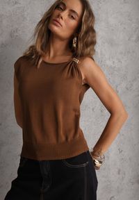 Renee - Brązowa Wiskozowa Bluzka Bez Rękawów z Dzianiny Zdobiona Metaliczną Aplikacją Alutina. Okazja: na co dzień. Kolor: brązowy. Materiał: dzianina, wiskoza. Długość rękawa: bez rękawów. Wzór: aplikacja. Styl: glamour, casual, street, elegancki #5