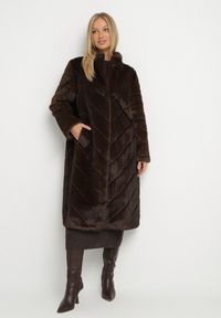Born2be - Brązowy Długi Płaszcz Futerko z Ozdobnymi Przeszyciami i Stójką Zenima. Okazja: na co dzień. Typ kołnierza: kołnierzyk stójkowy. Kolor: brązowy. Materiał: futro. Długość: długie. Styl: klasyczny, casual, elegancki #1