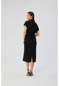 Stylove - Elegancka sukienka z kołnierzem czarna. Okazja: na co dzień. Kolor: czarny, fioletowy, różowy. Materiał: elastan, tkanina, guma. Typ sukienki: proste, kopertowe, ołówkowe. Styl: elegancki. Długość: midi