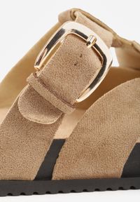 Renee - Ciemnobeżowe Klapki Mule na Podeszwie z Imitacji Korka Zdobione Wycięciami i Klamrą Deolure. Okazja: na co dzień, na randkę. Kolor: beżowy. Materiał: jeans, zamsz. Wzór: aplikacja. Sezon: lato. Styl: boho, wakacyjny, casual #6