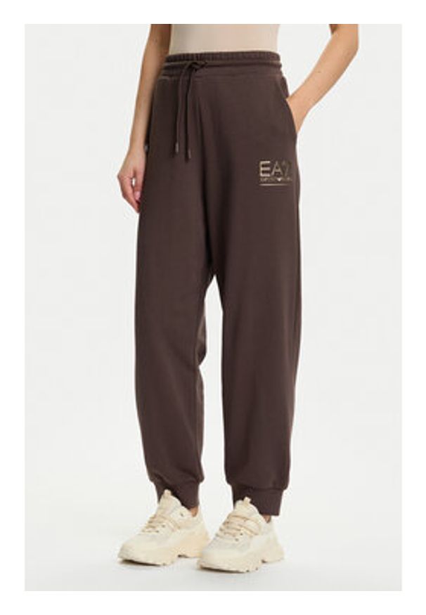 EA7 Emporio Armani Dres 7W000420 AF12473 U6063 Brązowy Relaxed Fit. Kolor: brązowy. Materiał: bawełna