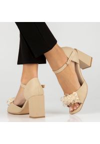Beżowe sandały damskie z kryształami na słupku Filippo Ds4633/23. Kolor: beżowy. Materiał: skóra. Obcas: na słupku #1