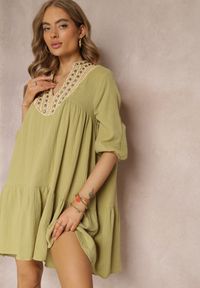 Renee - Zielona Rozkloszowana Sukienka Mini Ozdobiona Plecionką Przy Dekolcie Rufta. Kolor: zielony. Wzór: aplikacja. Sezon: lato. Typ sukienki: rozkloszowane. Styl: boho. Długość: mini #3
