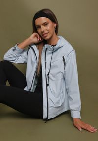 Born2be - Jasnoniebieska Kurtka Wiatrówka z Kieszeniami i Ściągaczami Braliana. Okazja: na spacer. Kolor: niebieski. Materiał: jeans. Styl: sportowy, elegancki