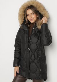 Born2be - Czarna Pikowana Kurtka z Kapturem z Futerkiem Oliresa. Okazja: na co dzień. Typ kołnierza: kaptur. Kolor: czarny. Materiał: futro. Styl: casual, sportowy #1