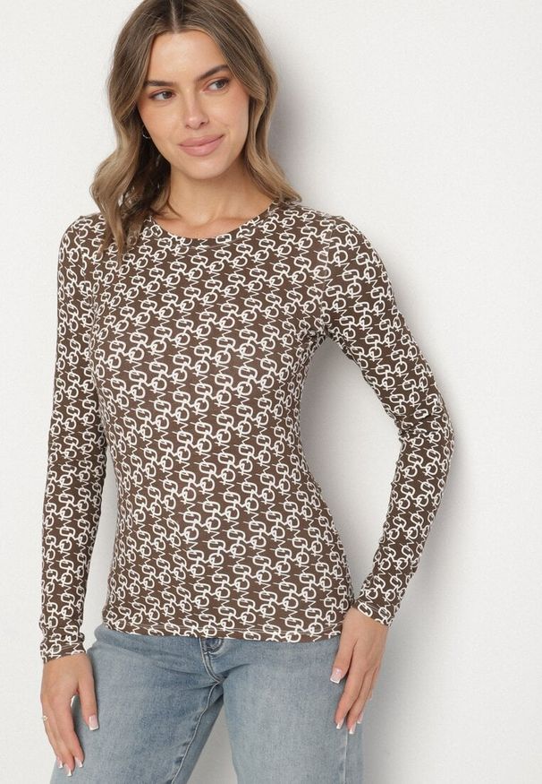 Born2be - Biało-Brązowa Bawełniana Bluzka z Literowym Nadrukiem Jasotila. Okazja: na co dzień, na spotkanie biznesowe. Kolor: biały. Materiał: bawełna. Wzór: nadruk. Styl: biznesowy, klasyczny, casual, elegancki