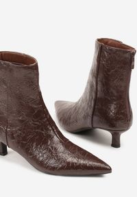 Born2be - Brązowe Botki Vices na Obcasie Typu Kaczuszka z Tłoczeniem Zaimea. Okazja: na co dzień. Kolor: brązowy. Obcas: na obcasie. Styl: klasyczny, casual, elegancki. Wysokość obcasa: średni #5