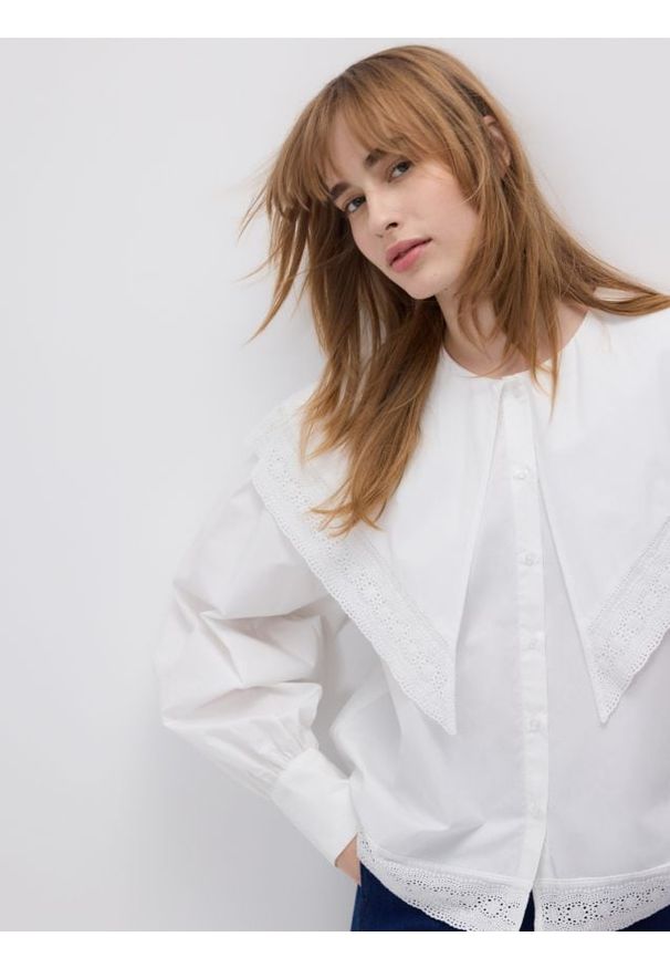 Reserved - Koszula z dekoracyjnym kołnierzem - biały. Kolor: biały. Materiał: bawełna