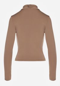 Renee - Jasnobrązowa Bluzka z Marszczeniem Przy Zabudowanym Dekolcie Nivana. Okazja: na co dzień. Kolor: brązowy. Materiał: wiskoza, jeans. Styl: casual, elegancki, klasyczny #6