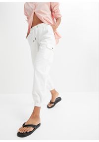 bonprix - Spodnie bojówki z lnem i szerokim paskiem. Kolor: biały. Materiał: len