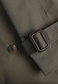 Born2be - Zielony Płaszcz w Stylu Trencza Ozdobiony Paskiem z Klamrą Ninellira. Kolor: zielony. Materiał: jeans. Długość rękawa: długi rękaw. Długość: długie. Wzór: aplikacja. Styl: elegancki, klasyczny #4