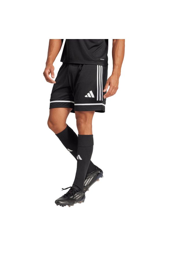 Adidas - Szorty adidas Squadra25. Kolor: czarny. Długość: krótkie. Sport: piłka nożna