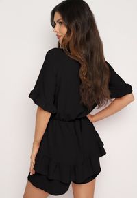 Born2be - Czarny Taliowany Kombinezon z Gumką w Talii i Ozdobną Falbanką przy Rękawach Nanselena. Kolor: czarny. Długość rękawa: krótki rękaw. Długość: krótkie. Styl: elegancki #3