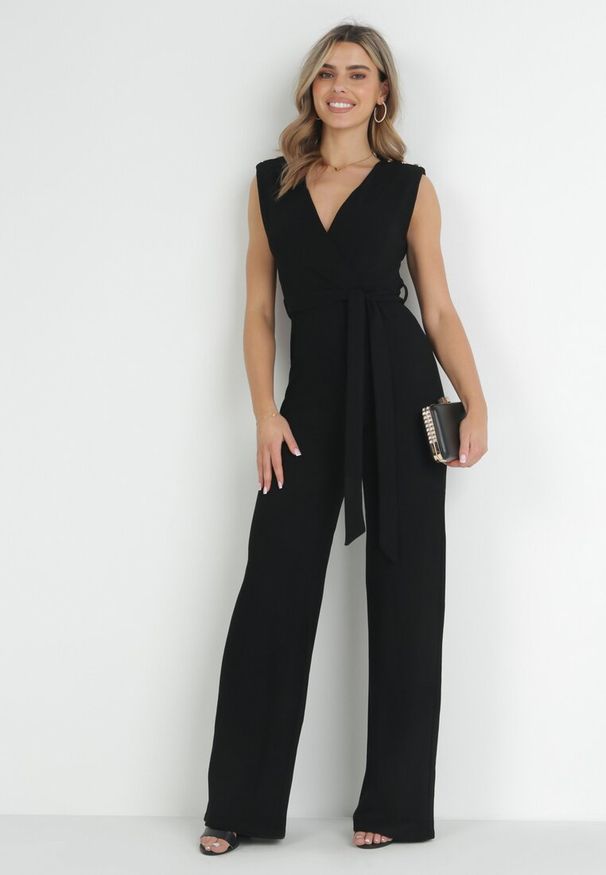 Born2be - Czarny Kombinezon z Kopertowym Dekoltem i Wiązaniem w Talii Vannessa. Kolekcja: dla wysokich. Kolor: czarny. Materiał: materiał, prążkowany. Długość: długie