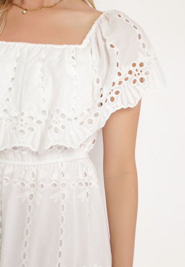 Born2be - Biała Sukienka Hiszpanka z Gumką w Pasie Ozdobiona Falbanką Lievana. Okazja: na co dzień. Typ kołnierza: dekolt hiszpanka. Kolor: biały. Materiał: jeans, materiał. Długość rękawa: krótki rękaw. Wzór: aplikacja. Styl: casual, elegancki