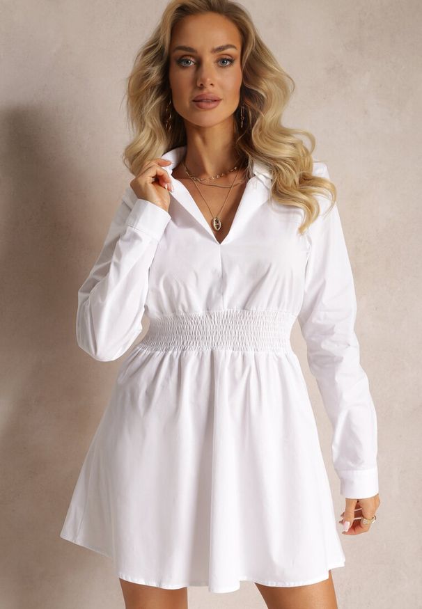 Renee - Biała Rozkloszowana Sukienka Mini z Bawełny Ozdobiona Kołnierzykiem z Gumką w Talii Mevinne. Kolor: biały. Materiał: bawełna. Wzór: aplikacja. Długość: mini