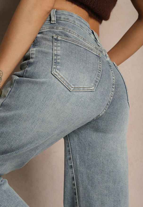Renee - Jasnoniebieskie Jeansy High Waist o Szerokim Kroju Peiva. Okazja: na co dzień. Stan: podwyższony. Kolor: niebieski. Wzór: aplikacja. Styl: klasyczny, casual, elegancki