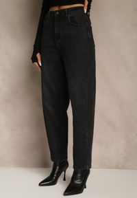 Renee - Czarne Jeansy Mom Fit High Waist z Dodatkiem Wiskozy Aclonea. Stan: podwyższony. Kolor: czarny. Długość: krótkie. Styl: klasyczny, elegancki #5