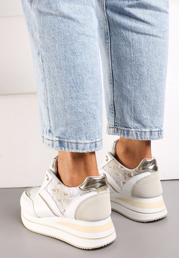Renee - Biało-Beżowe Sznurowane Sneakersy z Ekoskóry z Błyszczącymi Wstawkami Fiviara. Okazja: na co dzień. Zapięcie: pasek. Kolor: biały. Szerokość cholewki: normalna. Wzór: paski