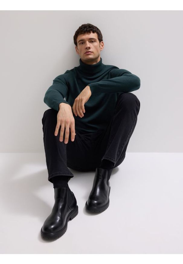 Reserved - Golf z wełny merino - morski. Typ kołnierza: golf. Kolor: morski. Materiał: wełna