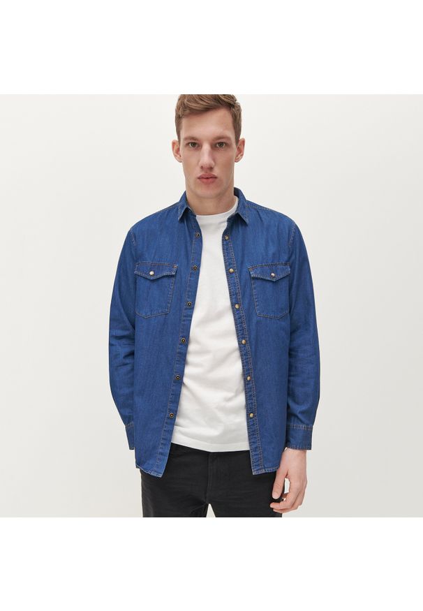 Reserved - Jeansowa koszula z bawełny organicznej - Granatowy. Kolor: niebieski. Materiał: jeans, bawełna