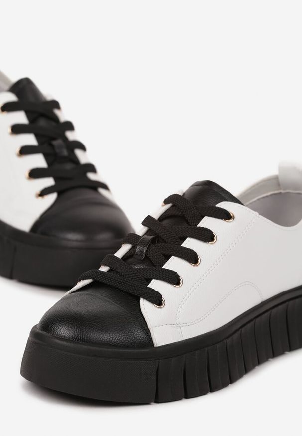 Renee - Biało-Czarne Płaskie Sneakersy Vices ze Sznurowaniem Lorori. Okazja: na co dzień. Zapięcie: sznurówki. Kolor: biały. Materiał: jeans. Sezon: wiosna, lato