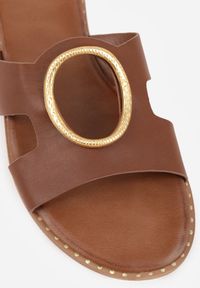 Born2be - Ciemnobrązowe Klapki VICES z Wycięciem i Metalową Ozdobą Acacine. Okazja: na co dzień. Kolor: brązowy. Wzór: aplikacja. Sezon: lato. Styl: casual, elegancki #7