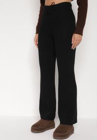 Born2be - Czarne Prążkowane Spodnie z Wełną o Szerokim Kroju z Wysokim Stanem Reinnia. Okazja: na co dzień. Stan: podwyższony. Kolor: czarny. Materiał: prążkowany, wełna. Styl: casual #1