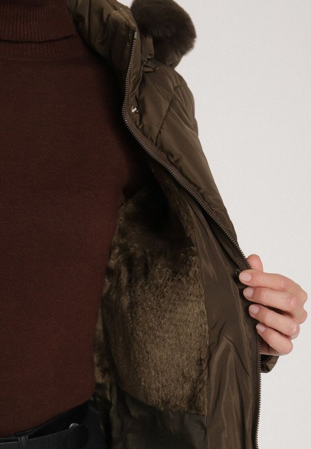 Born2be - Ciemnozielona Długa Kurtka Zimowa z Pikowaniem Paskiem i Kapturem z Futrem Retilma. Kolor: zielony. Materiał: futro. Długość: długie. Sezon: zima. Styl: elegancki