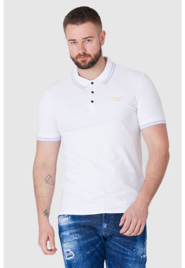 Guess - GUESS Biała męska koszulka polo z wyszywanym logo, Rozmiar S. Typ kołnierza: polo. Kolor: biały. Materiał: prążkowany. Długość rękawa: krótki rękaw. Wzór: aplikacja