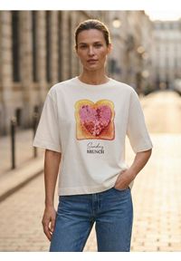 Sinsay - Bawełniana koszulka z nadrukiem - kremowy. Kolor: kremowy. Materiał: bawełna. Wzór: nadruk #1