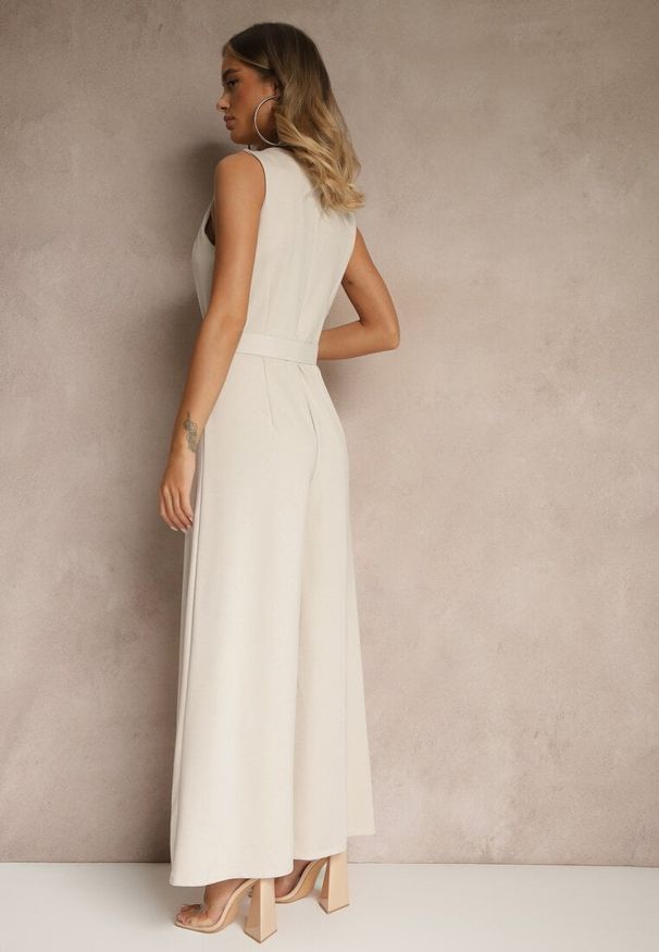 Renee - Jasnobeżowy Kombinezon o Taliowanym Kroju z Wiskozą i Paskiem Raliorea. Kolor: beżowy. Materiał: wiskoza. Styl: elegancki