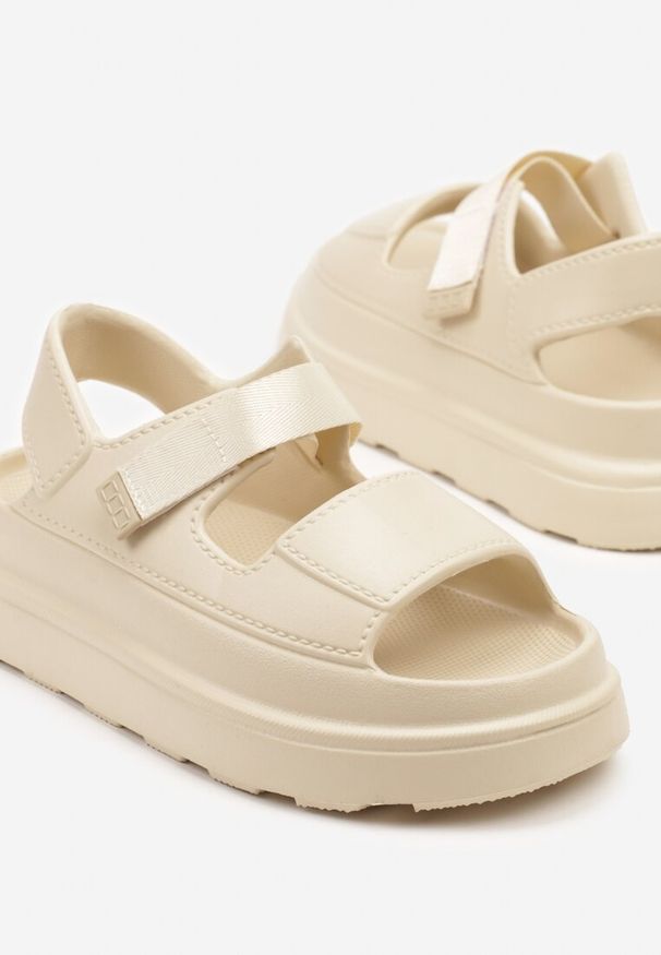 Renee - Beżowe Sandały z Pianki na Platformie Zapinane na Rzep Rosavinea. Zapięcie: rzepy. Kolor: beżowy. Materiał: jeans. Obcas: na platformie. Styl: elegancki