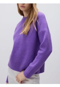Reserved - Sweter z obniżoną linią ramion - fioletowy. Kolor: fioletowy. Materiał: wełna, dzianina #1
