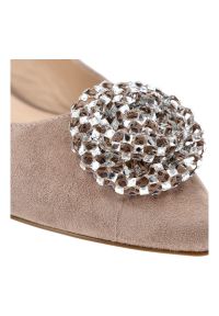 Czółenka damskie S.Barski, cholewka ze skóry naturalnej na niskim stabilnym obcasie z efektowną biżuteryjną aplikacją na nosku, beżowe, CR61-3029. Kolor: beżowy. Materiał: skóra. Szerokość cholewki: normalna. Wzór: aplikacja. Obcas: na obcasie. Wysokość obcasa: średni #2