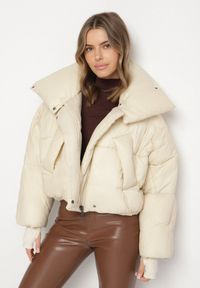 Born2be - Beżowa Pikowana Kurtka o Nietoperzowym Kroju z Szerokim Kołnierzem Neandria. Okazja: na co dzień, do pracy. Kolor: beżowy. Materiał: jeans. Długość: krótkie. Styl: casual, elegancki #6